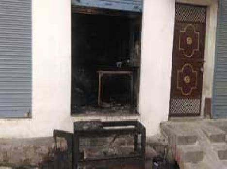 burns cloth in the fire 