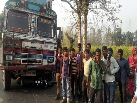 Under the truck entered the bike , rider minor 