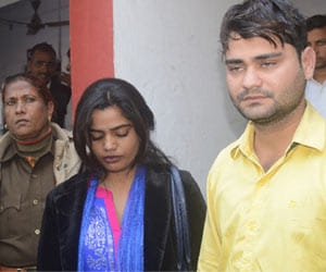 the mobile flying Bunty Babli arrested showroom.
