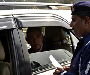 BJP MP Satyapal singh caught breaking odd even rule at india gate