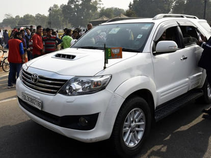 BJP MP Satyapal singh caught breaking odd even rule at india gate