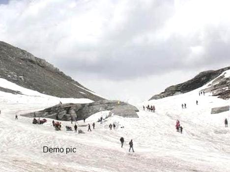 ITBP solider have to take water from 5 km in snowfall.