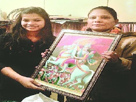 Women not only a thief , police inspector had taught a lesson