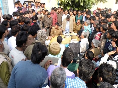 Traders did lay siege to the police station Kisni