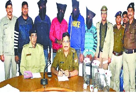 After the encounter, was finally picked up four robbers, two absconding