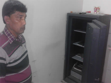 25.66 lakh rupee robbery in 10 minute