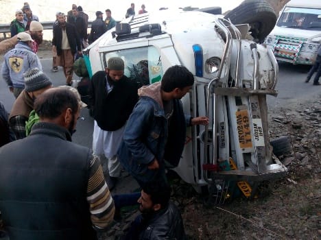 mini bus overturn in doda, 12 injured