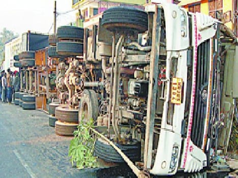Two killed in accidents , eight injured