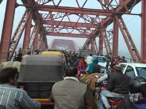 Young ran on the bridge girder, death
