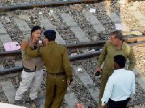 The young man came forward to the train, the car stopped and the driver threatened to hold