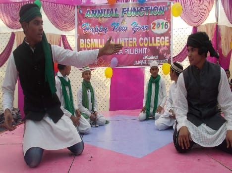 See colorful dance The audience spellbound