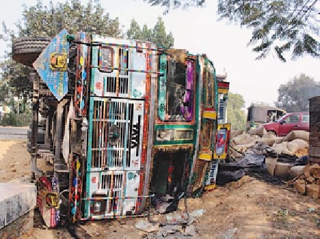 Breaker uncontrolled truck overturned on the highway jam