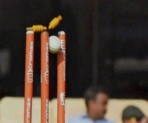 Nice ODI fight, 7 Batsman out for DUCK 