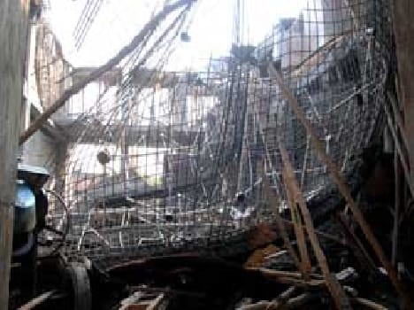 The slab -construction mosque demolished , 10 workers injured
