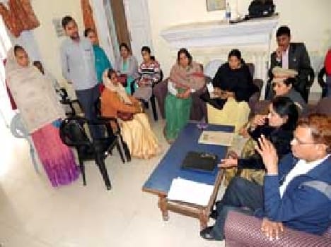 Women members of the Commission before the spill pain