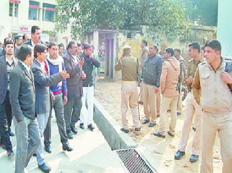Lawyers protest outside the police jaji