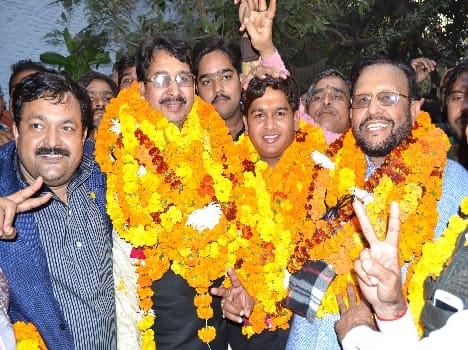 Suresh Khanna and parents Ajay laden with flowers