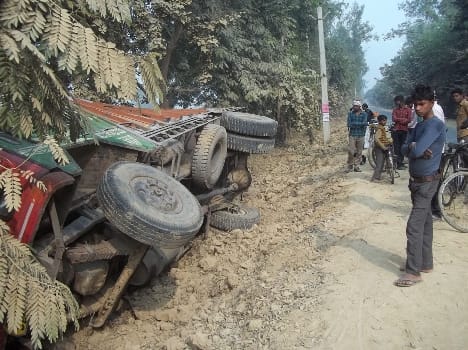 Truck overturns injured seven workers
