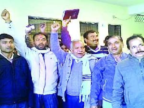 Advocates the performance