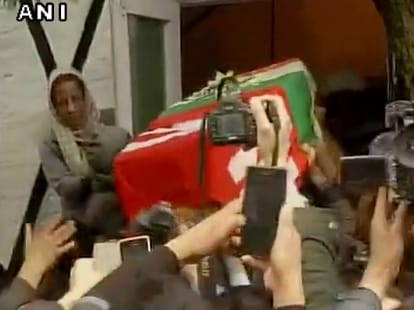 mufti mohammad sayeed's mortal remains reach his residence in srinagar 