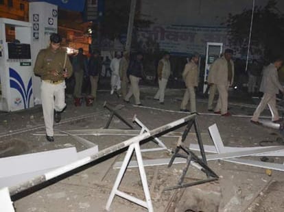 blast in petrol pump ten people injured