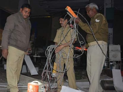blast in petrol pump ten people injured