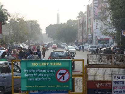 News traffic system in Hazratganj.
