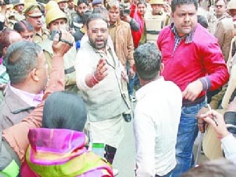 During the election was fiercely commotion