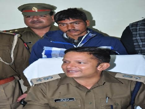 Looted crooks arrested with gun