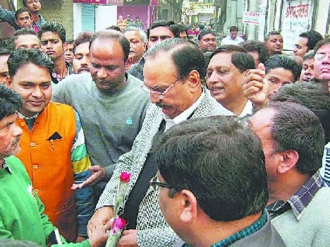 Deleted shoppers occupation , mayor presenting flowers Khazkshukria