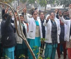  contract Nurses rally against the government's