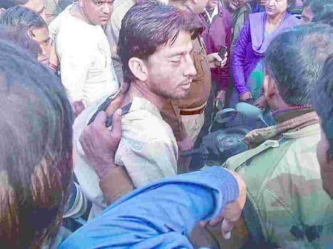 Courageous teacher caught with the help of the public robber