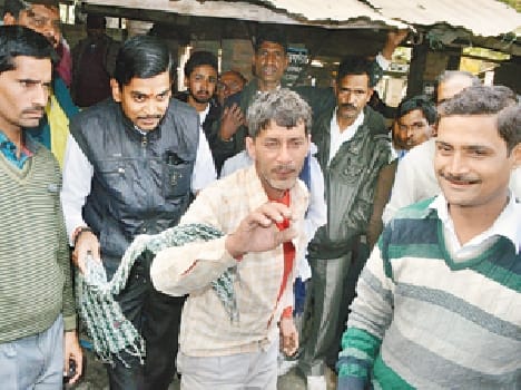 Outside the court, the arrested farmers Tppebaj