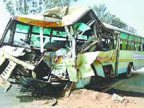 Lalganj clashed in the truck parked the bus depot