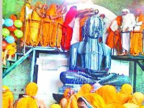 Suwrtnath God perform the Mahamastakabhisheka