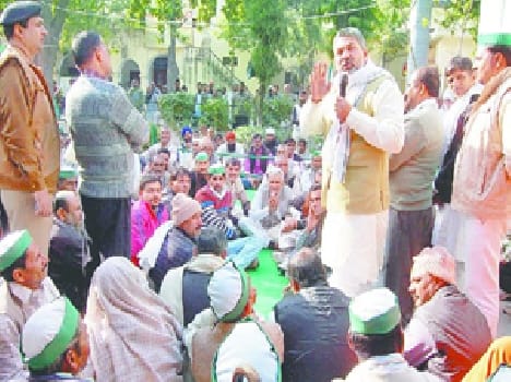 Farmers occupy the DM office