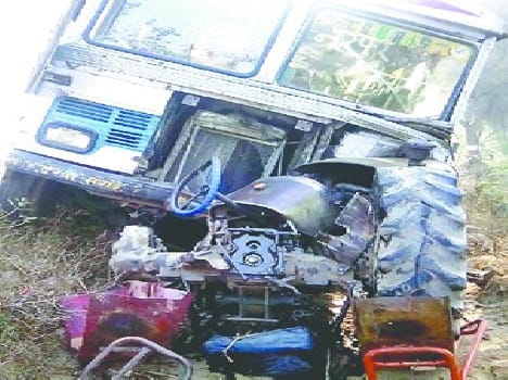 19 injured in collision of bus and tractor