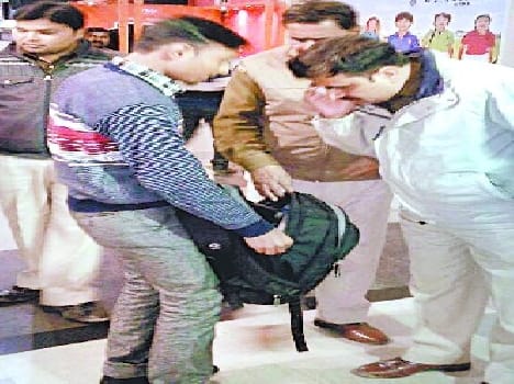 Panic at the mall terror fear , suspects sought