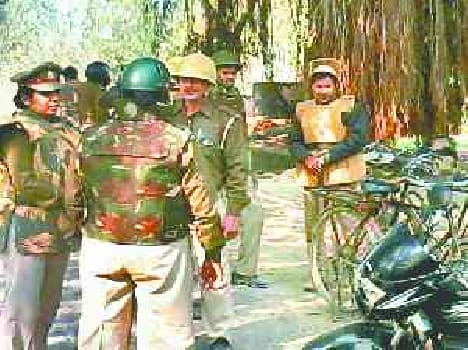 Inspector beating, then police broke tha home of pradhan