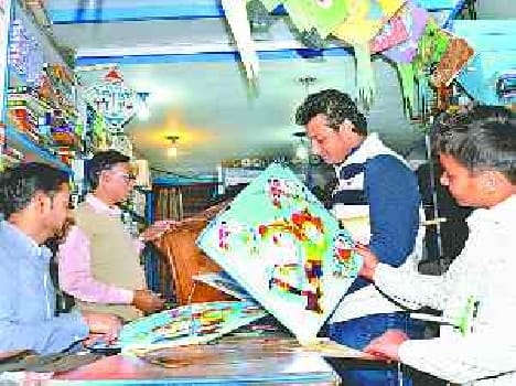 Kites decorating the market will Atkelian small Bhima and Spider-Man in the sky