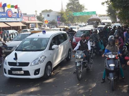 One way system from Bapu Bhawan to Rajbhawan in Lucknow.