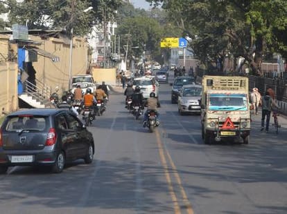 One way system from Bapu Bhawan to Rajbhawan in Lucknow.