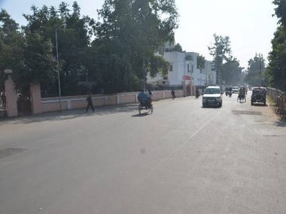 One way system from Bapu Bhawan to Rajbhawan in Lucknow.