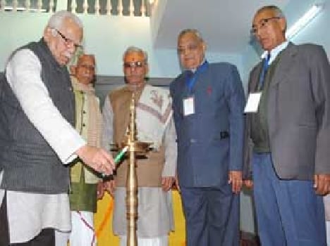 The governor spoke at the seminar of the National Educational Association