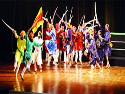 Samiya wins Hindi Saitya Puraskar in Singapore