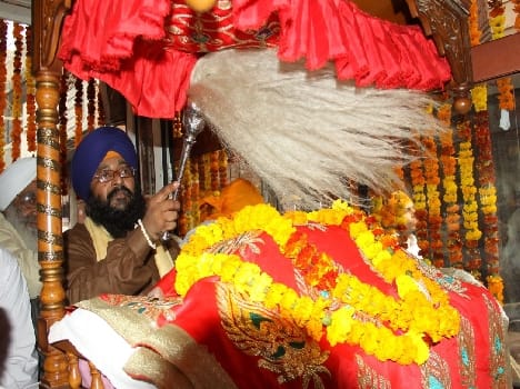 Love Guru extracted grand procession