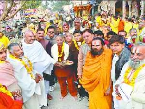 Immerse the urn with grand procession