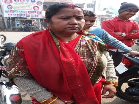 Thousands of female thugs flee with cash - jewelry
