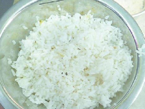 Mid-day meal worms came in, students Ruckus,baghpat