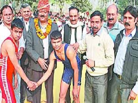 The wrestler had heavy baghpat